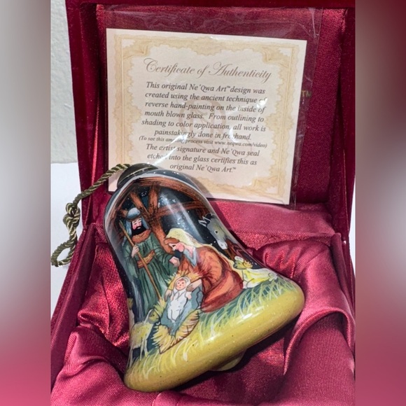 Manger by Susan Winget Glass Christmas Ornament Ne’Qwa Art Nativity w/box signed - Picture 1 of 9
